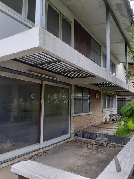 Land with buildings for sale at Sukhumvit 103/2 (Udom Suk), near the Bangkok Mall, Bangkok