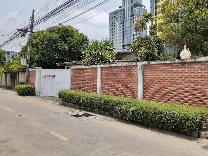 Land with buildings for sale at Sukhumvit 103/2 (Udom Suk), near the Bangkok Mall, Bangkok