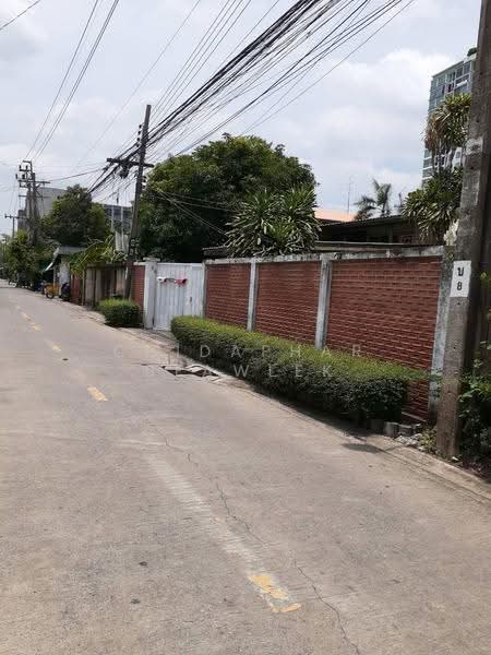 Land with buildings for sale at Sukhumvit 103/2 (Udom Suk), near the Bangkok Mall, Bangkok