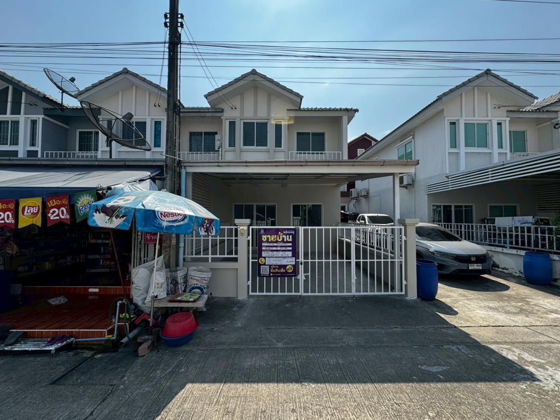 Townhouse located in Lam Luk Ka, Pathum Thani, near Chalermlam Luk Ka Road, Lam Luk Ka Canal.