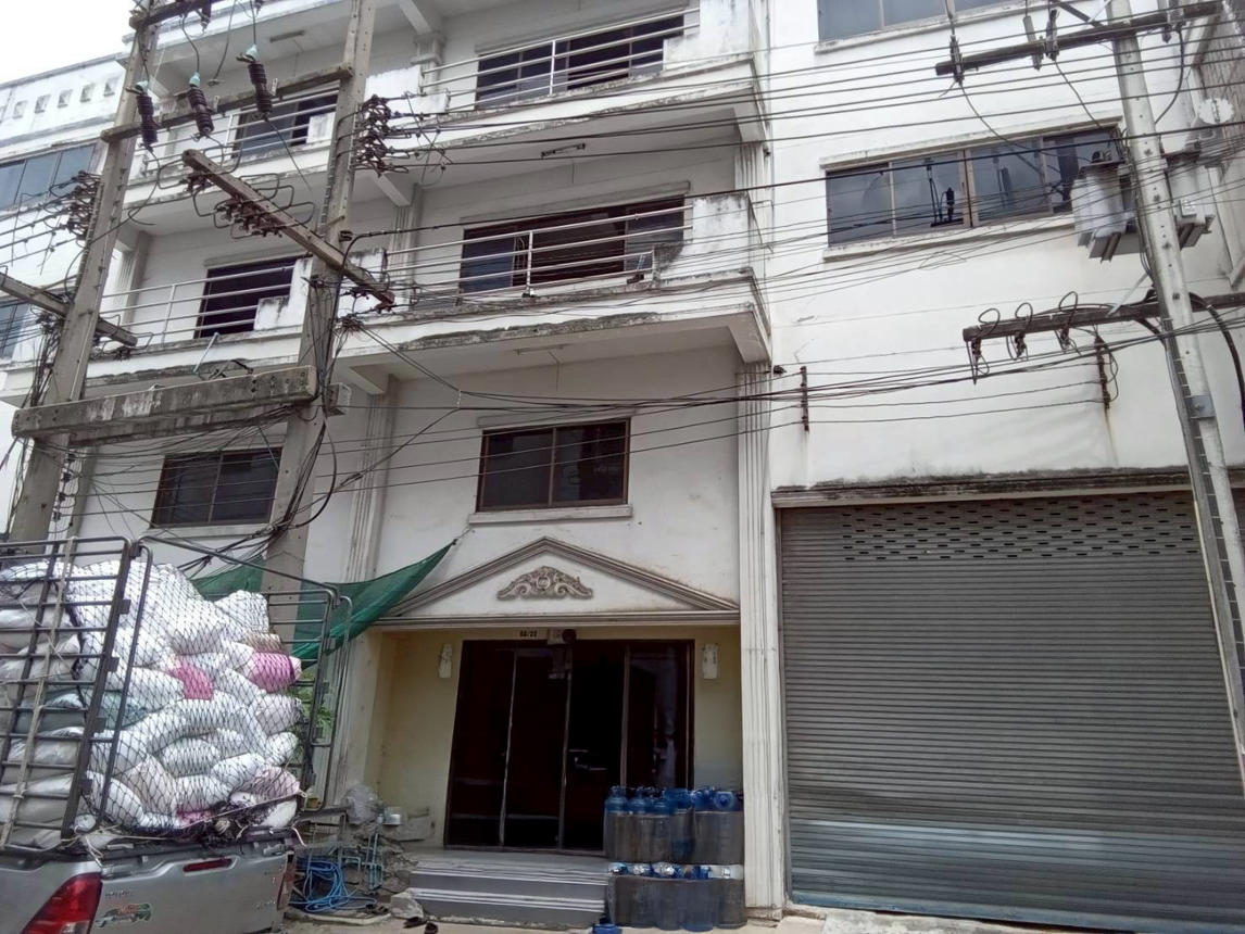 Townhouse for sale in suburban area of Samutsakorn, Krathum Baen, Samutsakorn