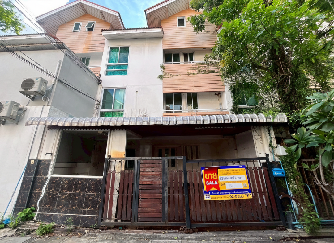 Townhouse project located in Pitipat Place, a vibrant and bustling neighborhood in Bangkok, offering a unique blend of urban living and convenience.