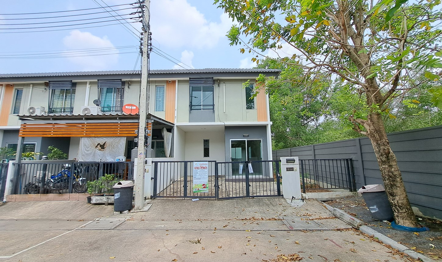 Townhouse in Muang Thong Thani 96/2 Rangsit-Klong Luang, Klong Luang, Pathum Thani