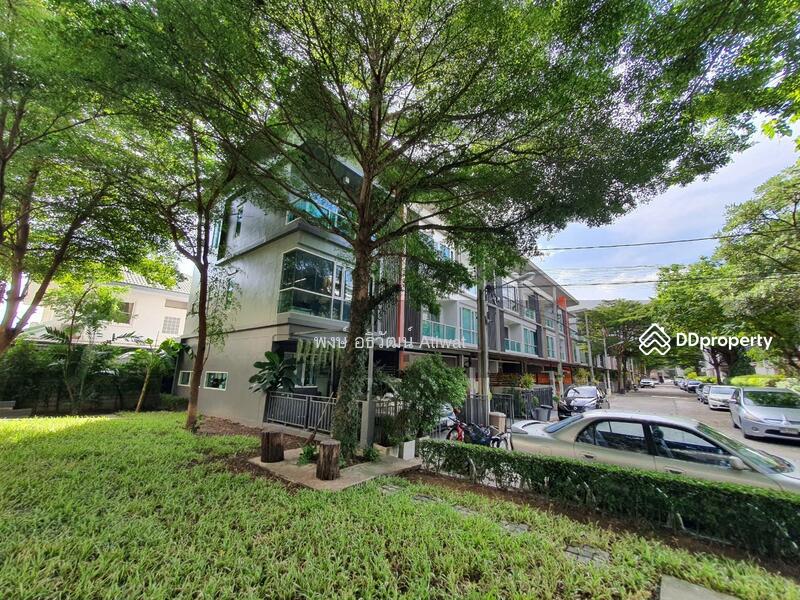 Townhouse for sale, 3 floors, corner plot next to the garden, Prasertmanukit 48, Bangkok