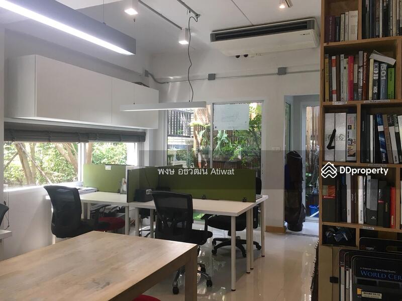 Townhouse for sale, 3 floors, corner plot next to the garden, Prasertmanukit 48, Bangkok