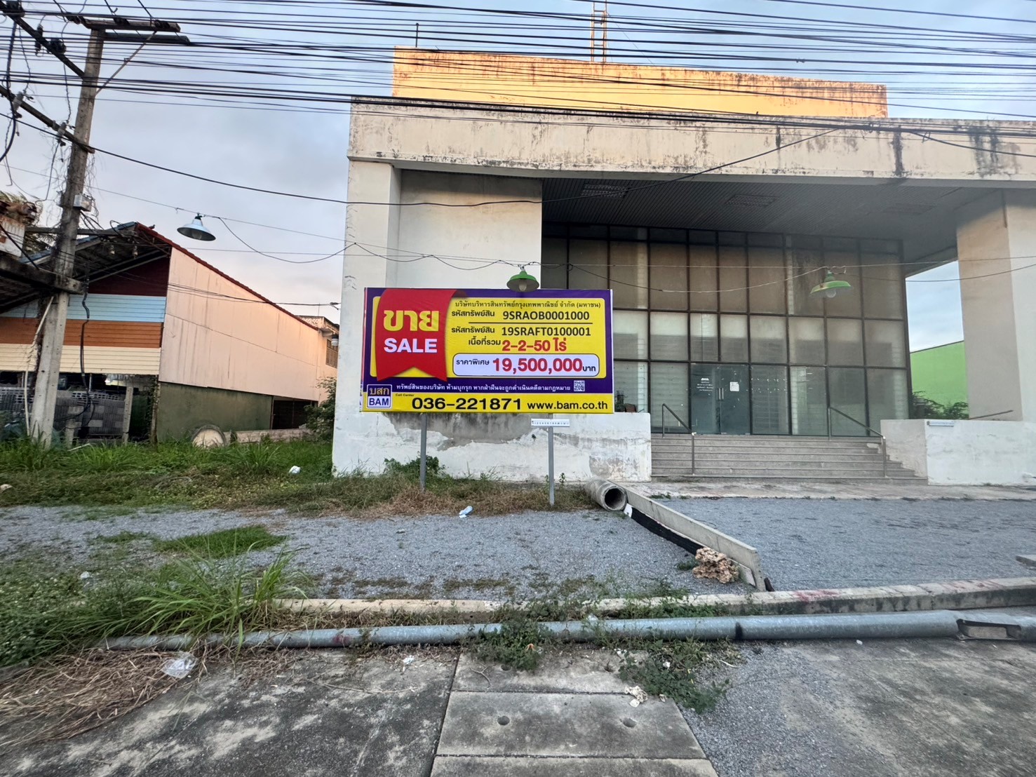 Warehouse and Factory for Sale in Wang Muang
Located in Wang Muang, this warehouse and factory for sale offers a unique opportunity for businesses to establish a presence in this growing area.
The property features a total area of 1,200 square meters, with a usable area of 900 square meters. The warehouse is constructed with a steel frame and has a high ceiling height of 6 meters, providing ample space for storage and production.
The factory is equipped with a 15-ton crane, making it ideal for heavy industrial use. The property also has a 10-ton overhead crane, providing additional lifting capacity.
The building