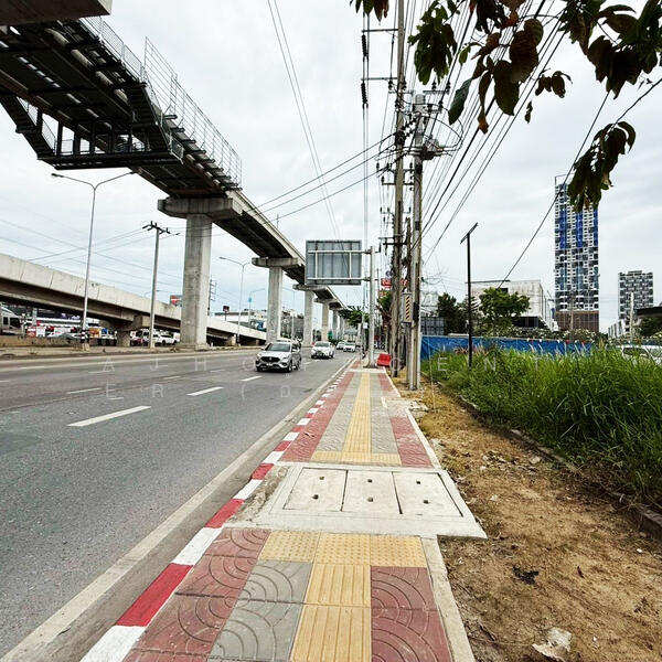 ที่ดินพร้อมสิ่งปลูกสร้าง เนื้อที่14-3-18ไร่ ตรงข้ามแฟชั่นไอซ์แลนด์, Bangkok
