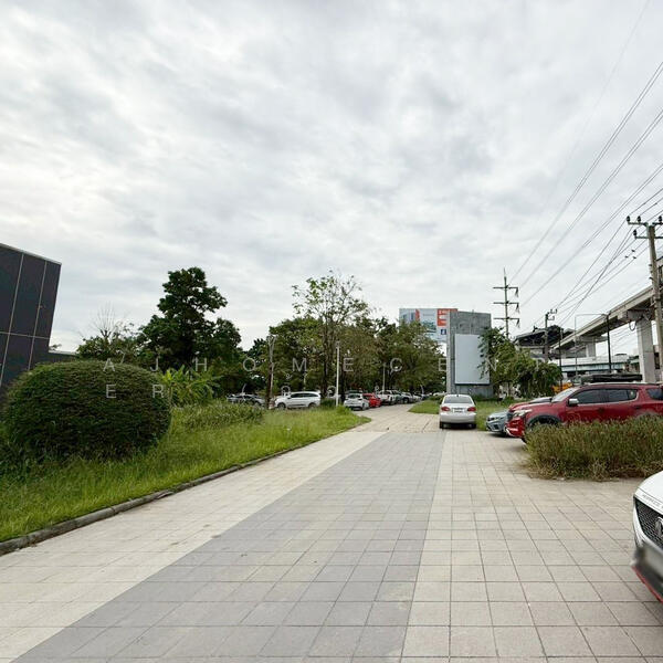 ที่ดินพร้อมสิ่งปลูกสร้าง เนื้อที่14-3-18ไร่ ตรงข้ามแฟชั่นไอซ์แลนด์, Bangkok