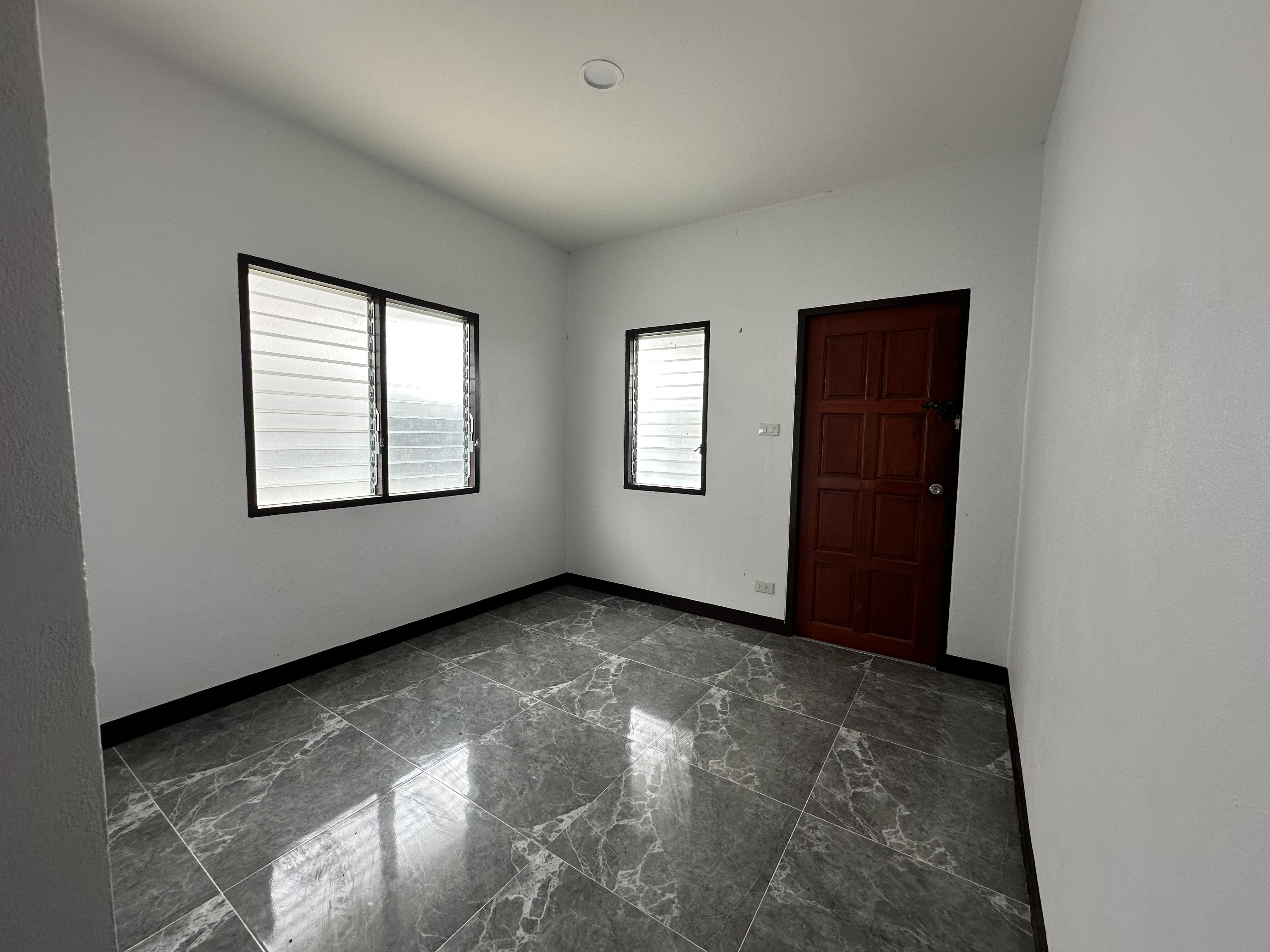 บ้านเดี่ยว โครงการสุรัตน์ฟอร์เรสต์ บ้านฉาง : ปรับปรุงใหม่