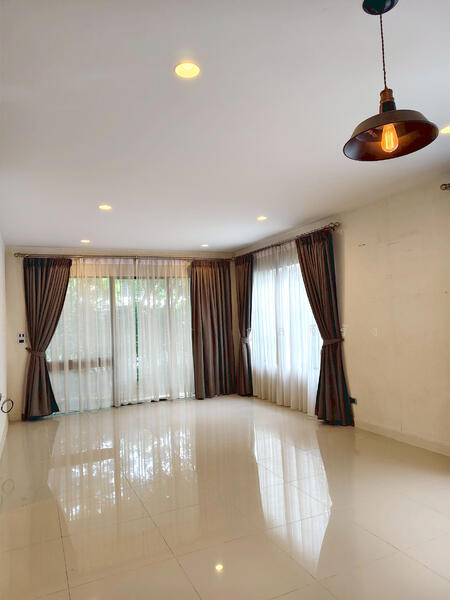 Burasiri Watcharapol, Bangkok