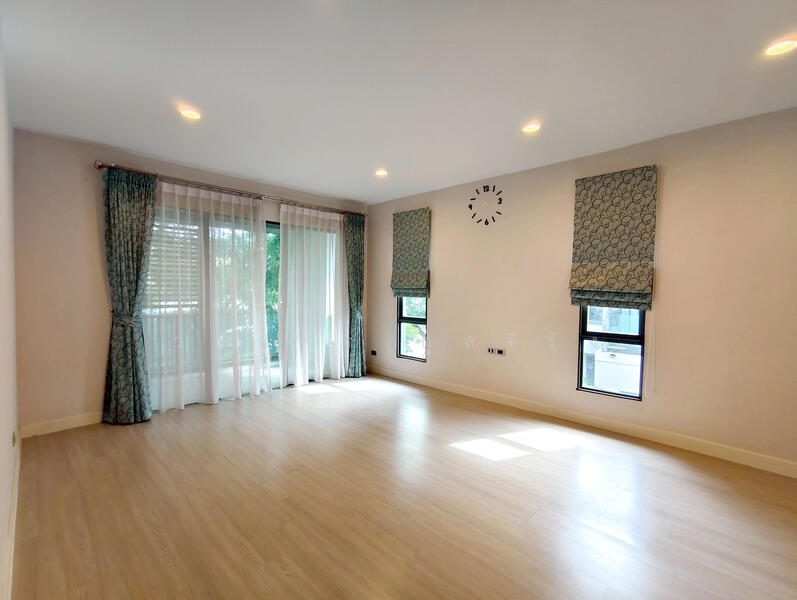 Burasiri Watcharapol, Bangkok