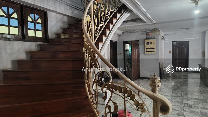 บ้านทำเลเมือง แนวรถไฟฟ้า บนถนนลาดพร้าว, Bangkok