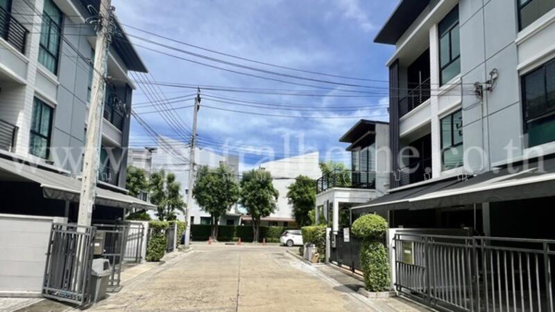 Baan Klang Muang Rattanathibet, Nonthaburi