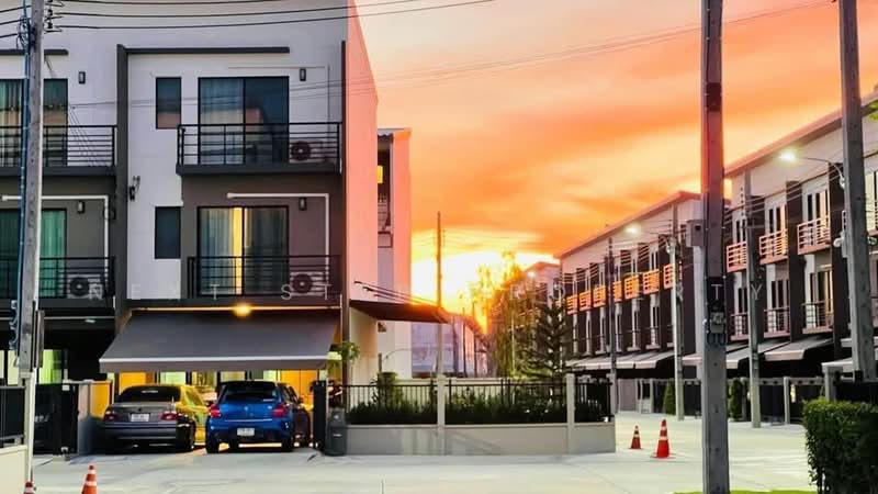 Baan Klang Muang Srinakarin – Onnut, Bangkok