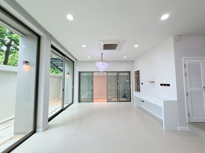 Private Nirvana Through, Bangkok