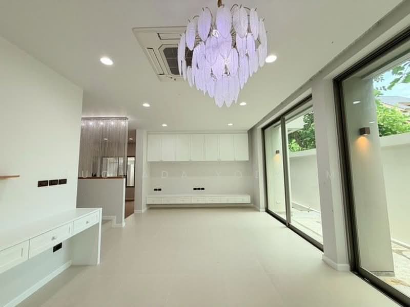 Private Nirvana Through, Bangkok