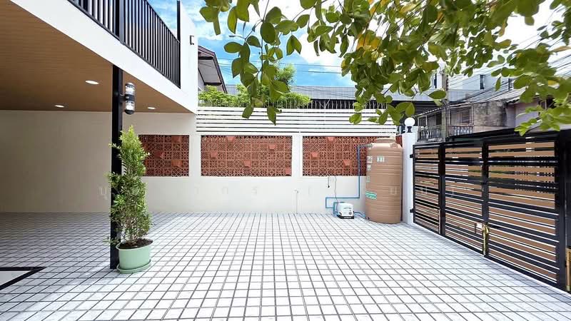 บ้านแฝด สวย ๆ หมู่บ้านรัตนาธิเบศร์ บางใหญ่ อยู่หลังเซ็นทรัล เวสเกต MRT ตลาดบางใหญ่อยู่หน้าหมู่บ้าน, Nonthaburi