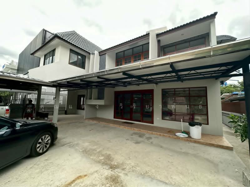 FOR SALE: Spacious 2-Storey Detached House in Mittraphap Village, Srinakarin 38, Bangkok