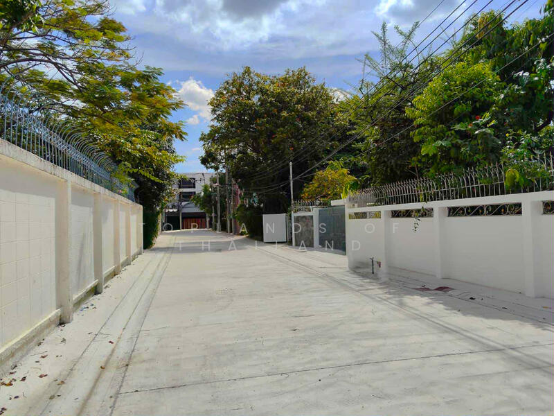 ขาย ที่ดิน เลียบด่วนเอกมัย-รามอินทรา ( ใกล้ทางด่วน 500 m. ) เนื้อที่ 1-0-0 ไร่ ถนนกว้าง 7.5 m., Bangkok