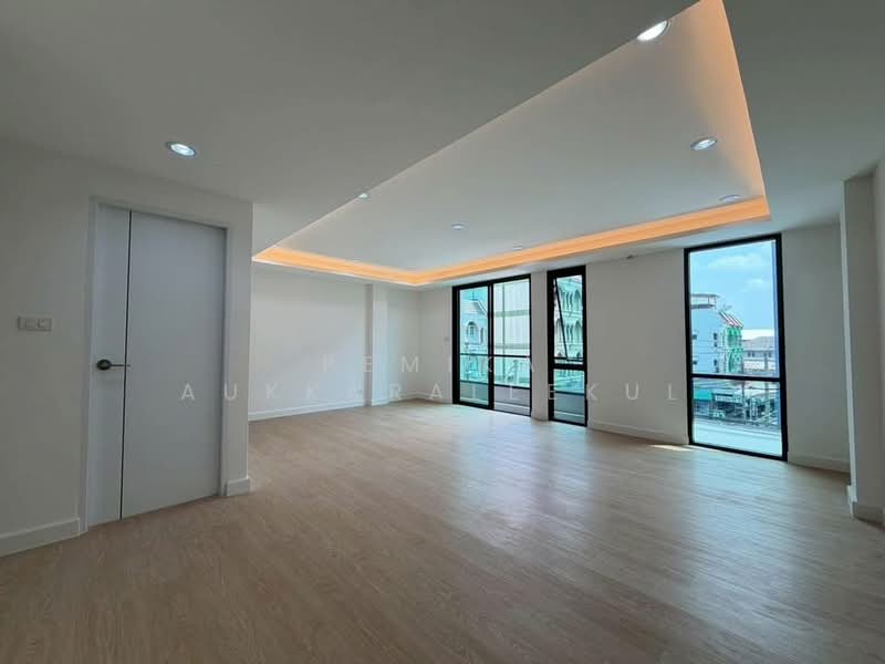 4-BR Townhouse, Bangkok
