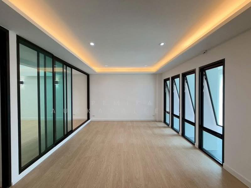 4-BR Townhouse, Bangkok