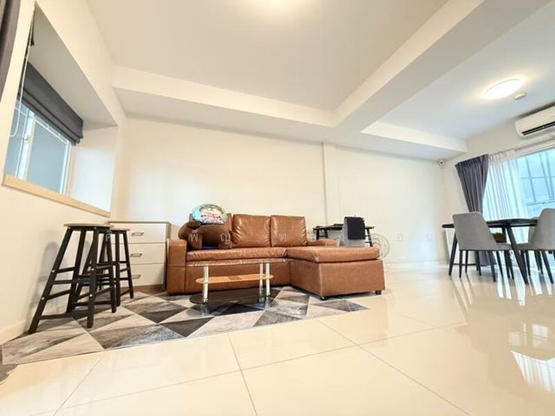 Indy Westgate, Nonthaburi