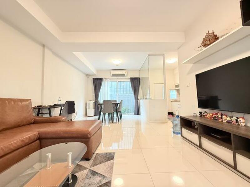 Indy Westgate, Nonthaburi