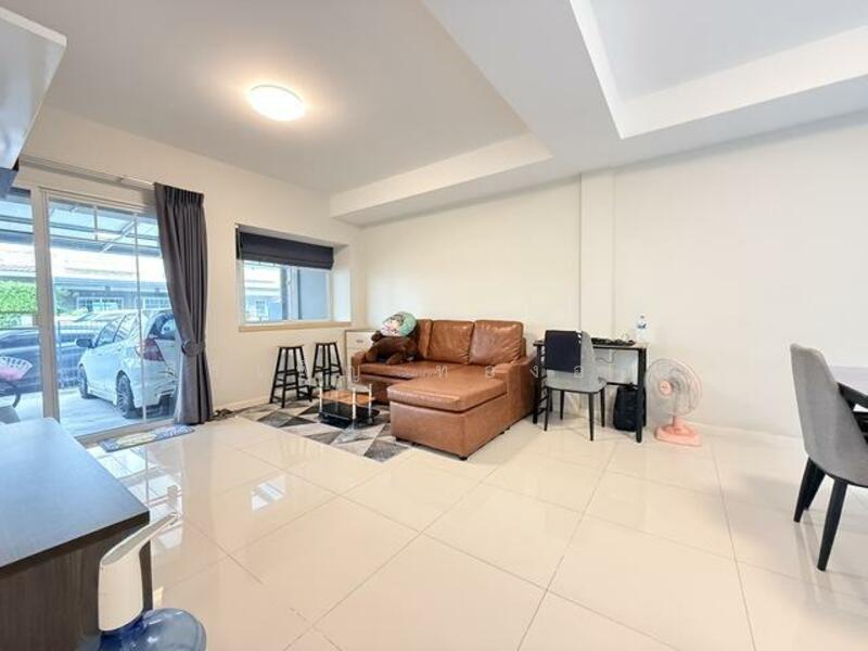 Indy Westgate, Nonthaburi