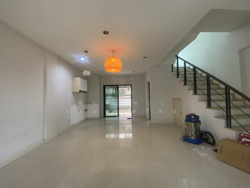 Areeya Mandarina Ratchada-Sutthisarn, Bangkok