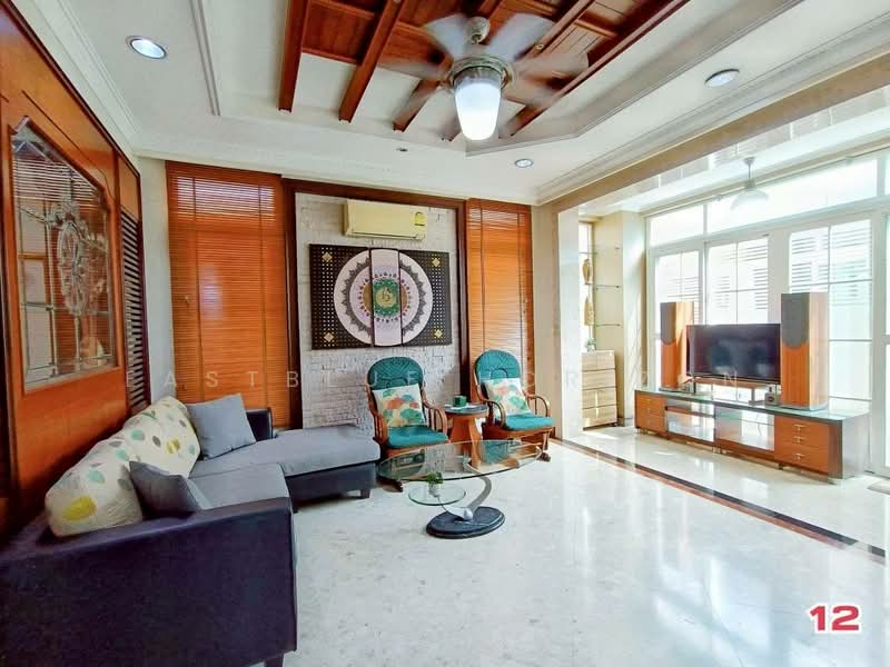 Narasiri Sathorn-Wongwaen, Bangkok