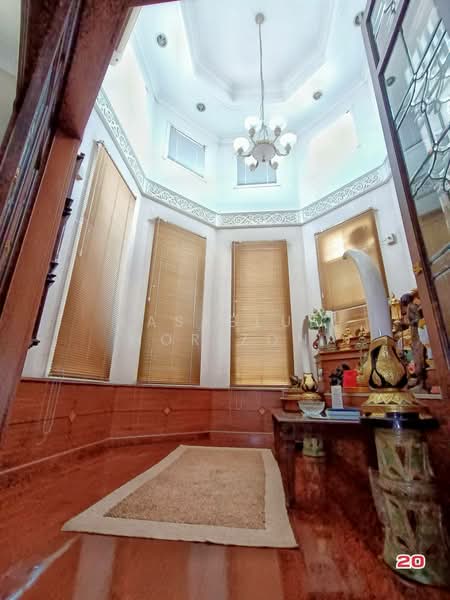 Narasiri Sathorn-Wongwaen, Bangkok