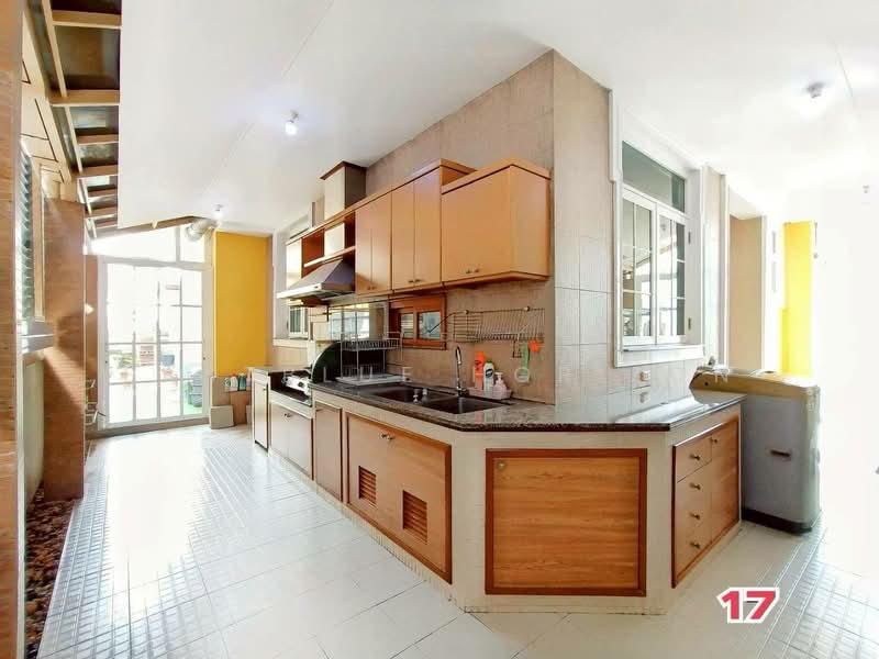 Narasiri Sathorn-Wongwaen, Bangkok