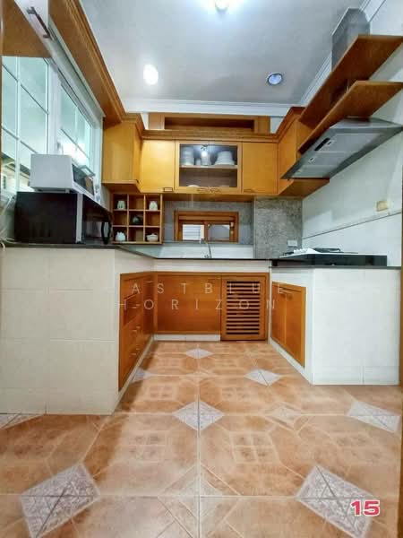 Narasiri Sathorn-Wongwaen, Bangkok