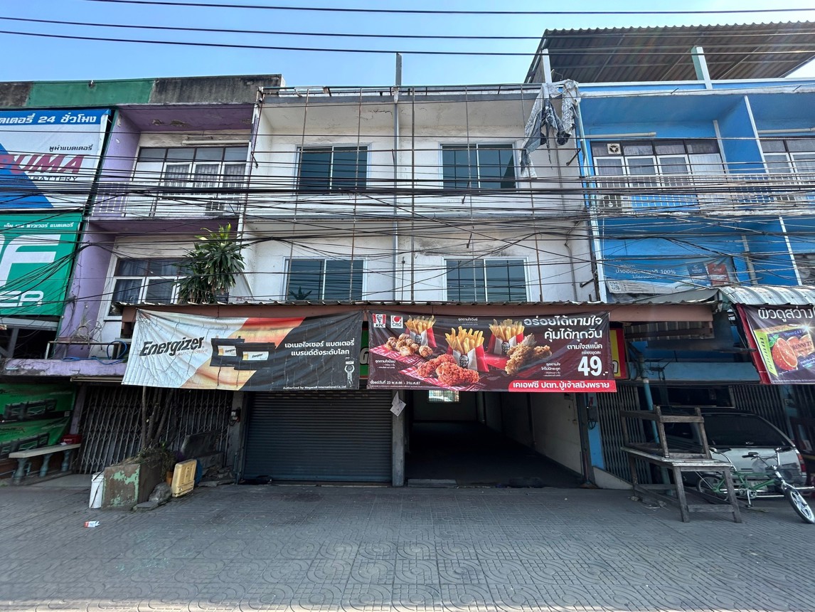 Townhouse for sale outside Sming Pray project, Phra Pradaeng, Samut Prakan province.