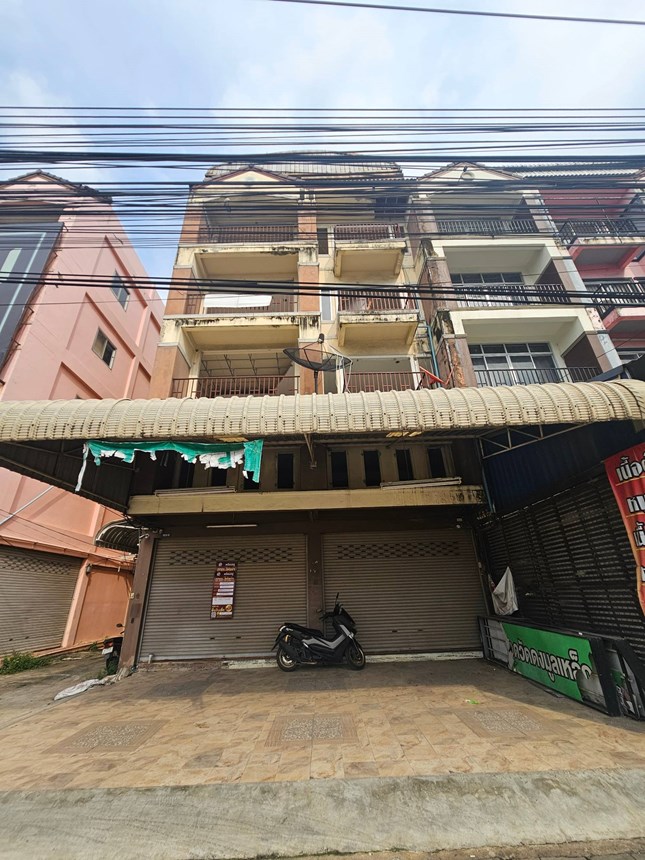 บ้านพักอาศัยหลังใหญ่ 2 ชั้น เนื้อที่ 35 ตารางวา ที่ตั้งบางกรวย นนทบุรี