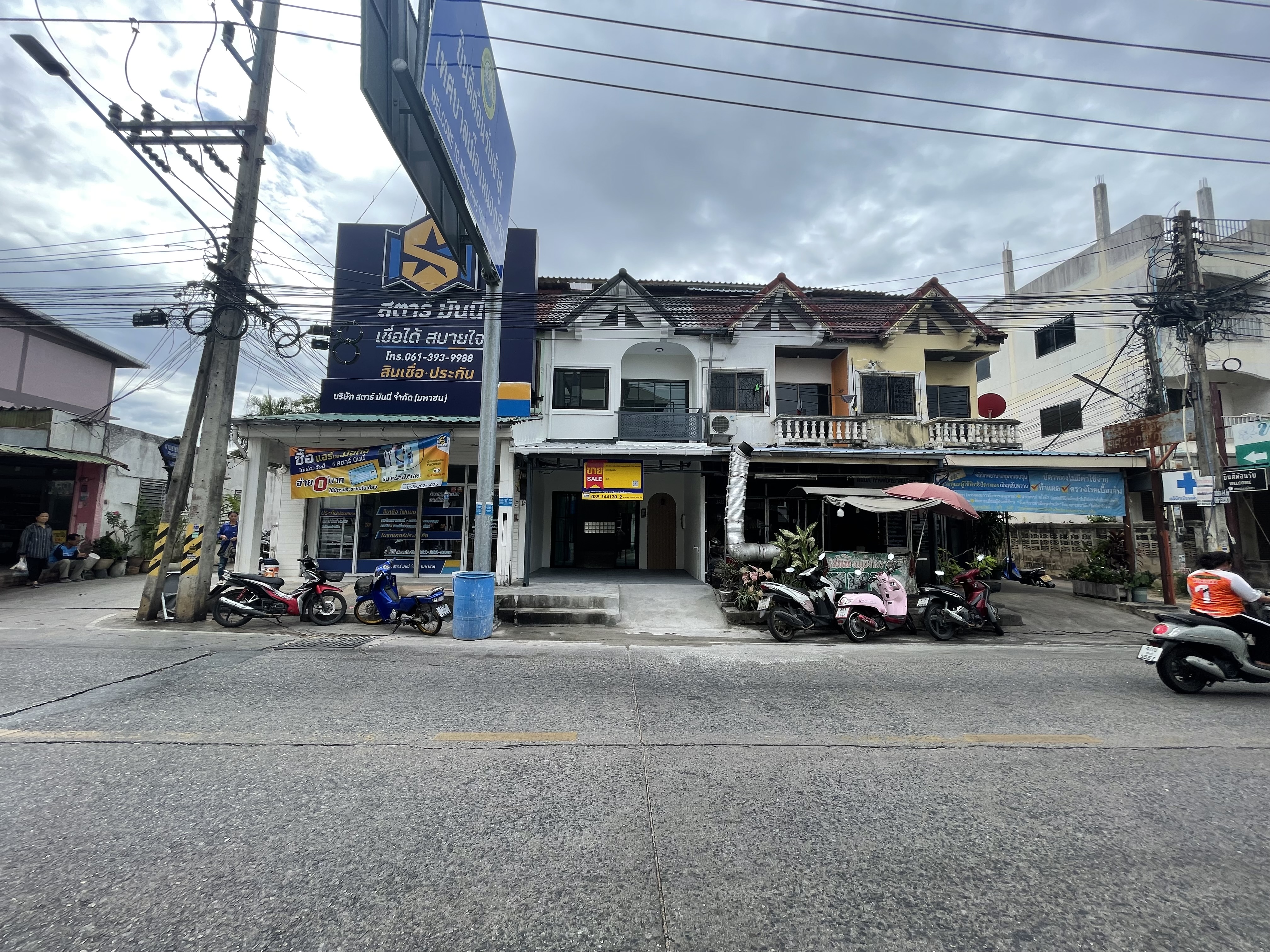 บ้านพักอาศัย 2 ชั้น ตั้งอยู่ในพื้นที่ชลบุรี มีพื้นที่ใช้สอย 250 ตารางเมตร โดยมี 3 ห้องนอน 2 ห้องน้ำ 1 ห้องครัว 1 ห้องรับแขก