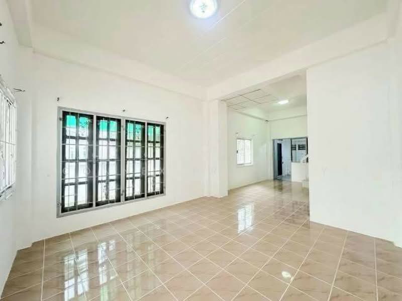 Townhouse , Corner Romklao 6, Min Buri, Near the Pink Line MRT, Min Buri Station., Bangkok