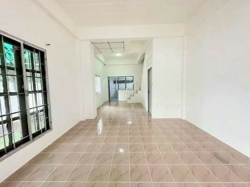 Townhouse , Corner Romklao 6, Min Buri, Near the Pink Line MRT, Min Buri Station., Bangkok