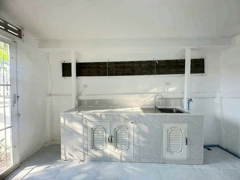 Townhouse , Corner Romklao 6, Min Buri, Near the Pink Line MRT, Min Buri Station., Bangkok