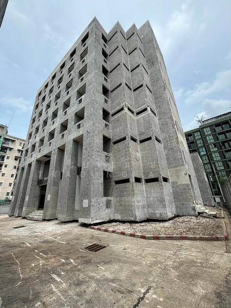 Land for sale with a 7-storey commercial building with warehouse 1 rai 2 ngan Soi Supapong 3 Prawet, Bangkok