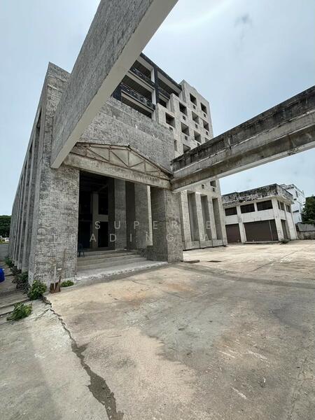 Land for sale with a 7-storey commercial building with warehouse 1 rai 2 ngan Soi Supapong 3 Prawet, Bangkok