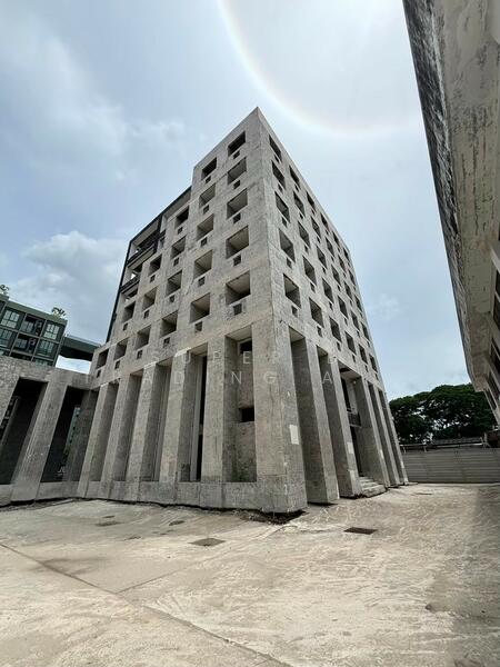 Land for sale with a 7-storey commercial building with warehouse 1 rai 2 ngan Soi Supapong 3 Prawet, Bangkok