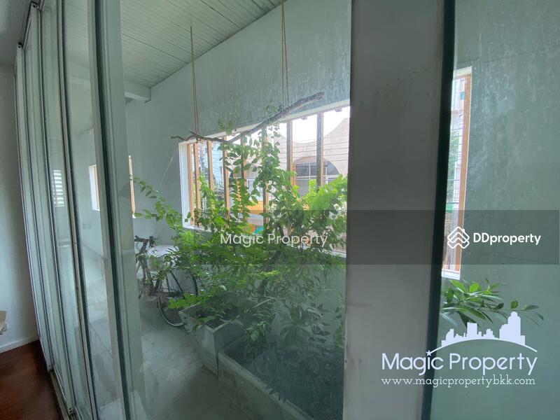 Townhouse in soi Ekkamai 12, Bangkok