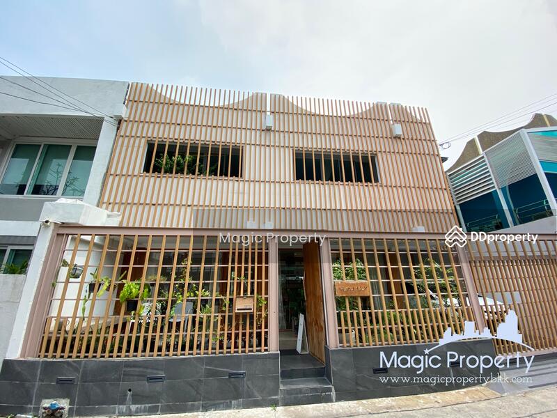 Townhouse in soi Ekkamai 12, Bangkok