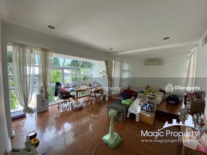 Townhouse in soi Ekkamai 12, Bangkok