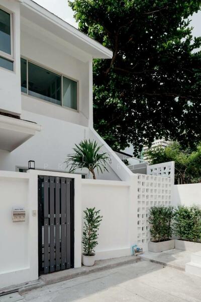 Townhome 3 storey 48 sq.w. Soi Sukhumvit 15, Bangkok