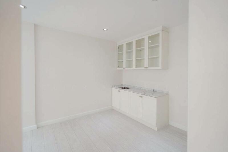 Townhome 3 storey 48 sq.w. Soi Sukhumvit 15, Bangkok