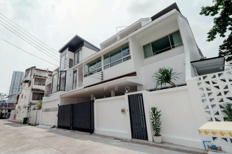 Townhome 3 storey 48 sq.w. Soi Sukhumvit 15, Bangkok