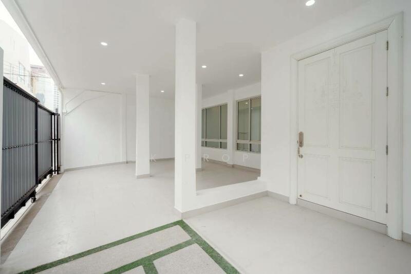 Townhome 3 storey 48 sq.w. Soi Sukhumvit 15, Bangkok