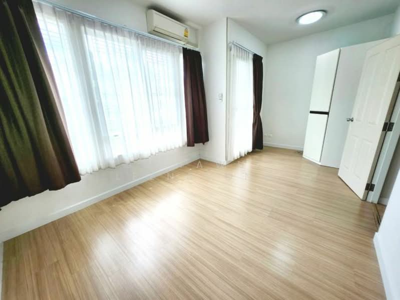 Pleno Ramintra–Wongwaen, Bangkok